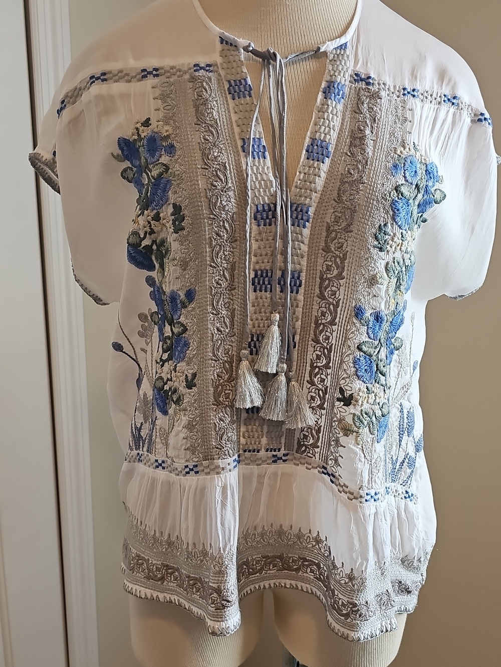 Jonny Was White Noah Embroidered Peasant Top with Blue Floral Embroidered XS